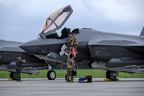 F-35 je supermoderní stroj páté generace. Na Dnech NATO se pedstavil ve dvou...