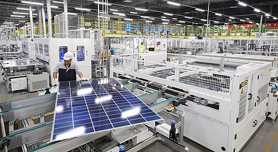 Továrna na výrobu solárních panel� ve m�st� Chuaj-an v provincii �iang-su v...