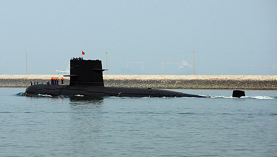 ínská vojenská ponorka opoutí pístav ve mst ching-tao. (22. dubna 2009)