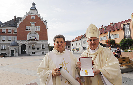 Hodonínský dkan Josef Zouhar (vlevo) pevzal od brnnského biskupa Pavla...