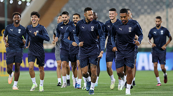 Brazilský útoník Neymar z al-Hilálu se spoluhrái bhem tréninku na stadionu...