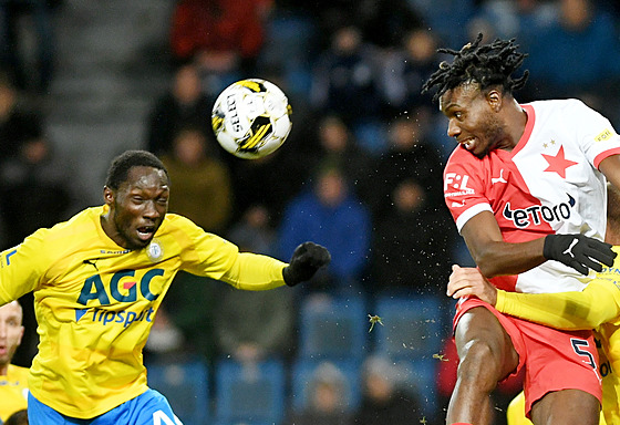 Teplický Soufiane Dramé a slávista Igoh Ogbu. Po jejich souboji byl teplický...