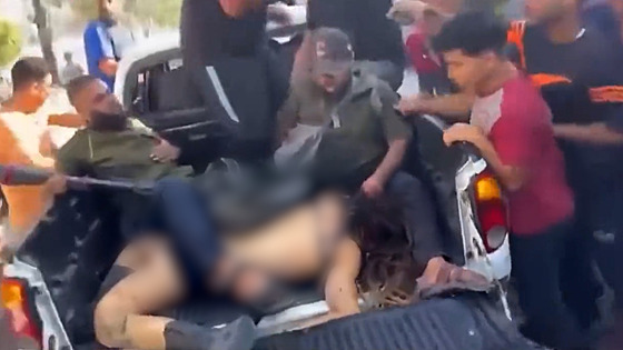 Palestinci ukazovali polonahou dívku v ulicích, vozili ji na korb