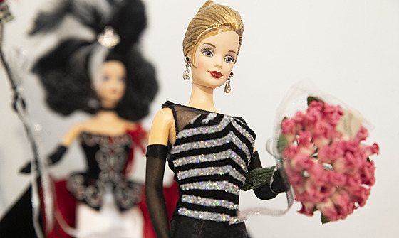 Výroční panenka Barbie vyrobená v roce 1999.