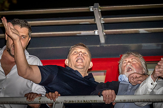 Bujaré oslavy v centrále volebního štábu strany Směr-SD. Lídr Robert Fico spolu...