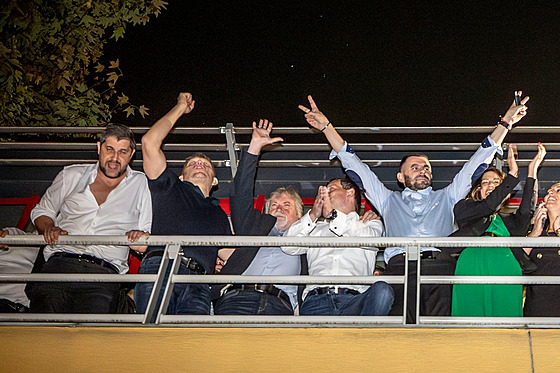 Bujaré oslavy v centrále volebního �tábu strany Sm�r-SD. Lídr Robert Fico spolu...