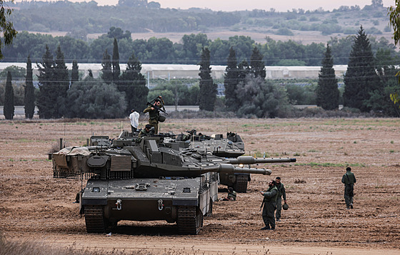 Izraeltí vojáci se shromaují u tank (9. íjna 2023)