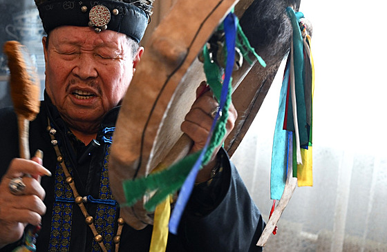 Nejvy��í �aman Ruska Kara-ool Dopchun-ool provádí rituál pro vojáky, kte�í se...