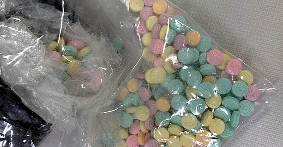 Pilulky fentanylu nalezené policisty z protidrogového úadu v New Yorku. (4....