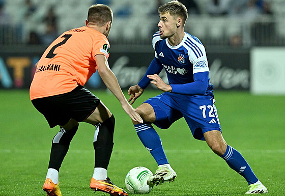Gabriel Vidovi� (vpravo) z Dinama Záh�eb brán�ný  Armendem Thaqim z Ballkani.