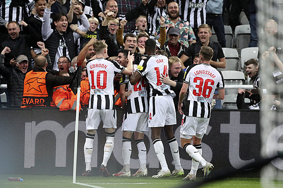 Fotbalisté Newcastlu se radují z gólu v zápase proti PSG.