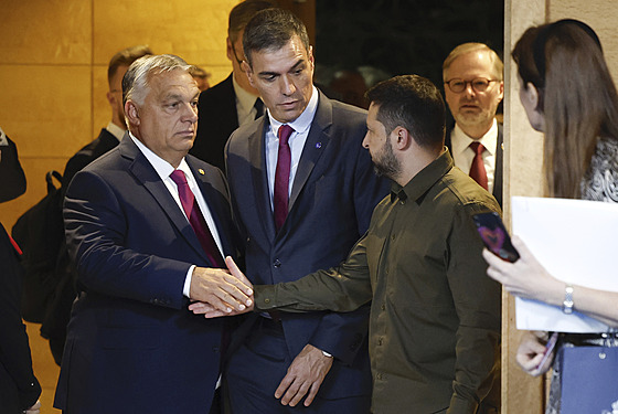 Viktor Orbán se v Granad zdraví s Volodymyrem Zelenským. Sleduje je panlský...