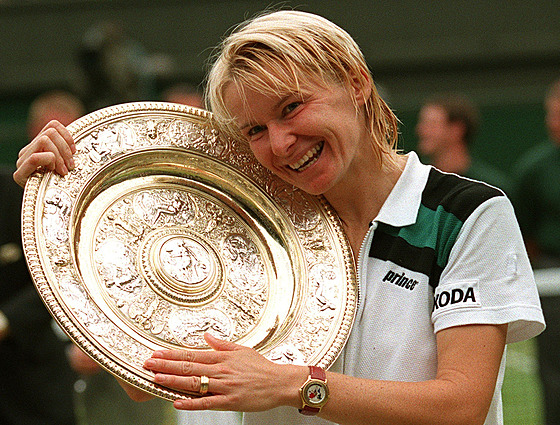 Jana Novotná s trofejí pro vítězku Wimbledonu