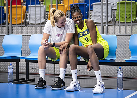 Emese Hofová (vlevo) a Valériane Ayayiová z USK Praha se dobe baví u ped...