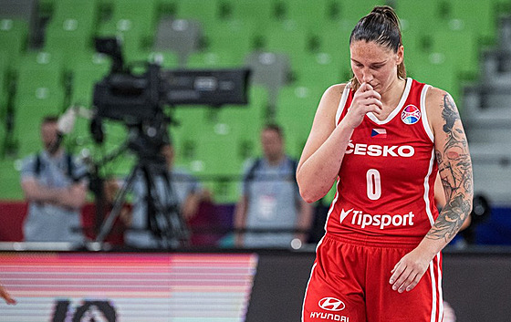 eská basketbalistka Renáta Bezinová, zklamaná z poráky.