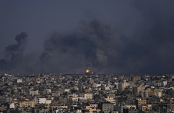 Izrael na útočnou akci palestinského radikálního hnutí Hamás odpověděl odvetnou...