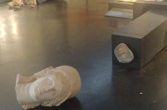Americký turista v jeruzalémském muzeu poniil dv sochy z 2. století. Policie...