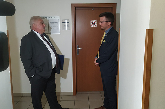 Jednatel firmy PlaneStation Pilsen Petr Kutný (vlevo) a právní zástupce...