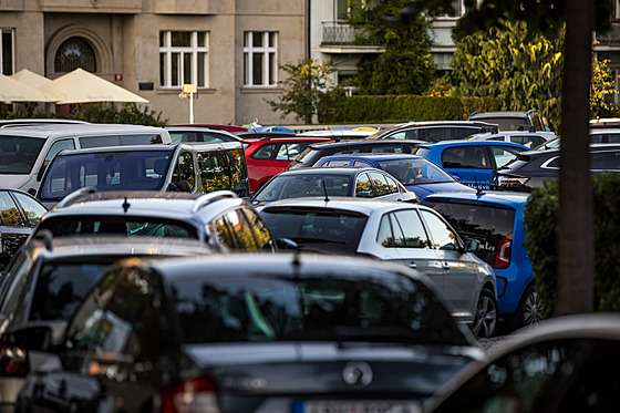 Zapln�né ulice v okolí Hrad�anské v Praze 6 v dob� fotbalového zápasu na Spart�...