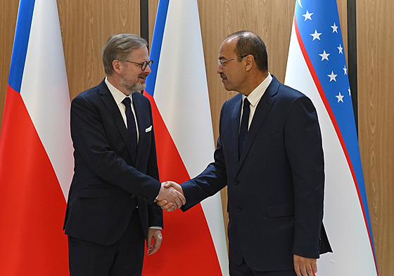 Petr Fiala a Abdull Aripov na jednání v Uzbekistánu. (25. dubna 2023)