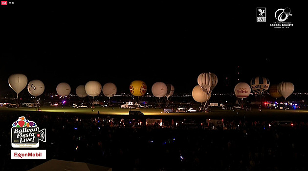 16 týmů odstartovalo do noci. Balony mohou ve vzduchu bojovat i čtyři dny