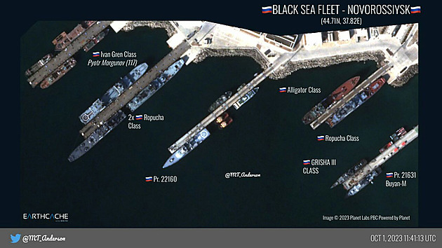 Rusové se snaží zachránit své lodě, přesouvají je pryč ze Sevastopolu