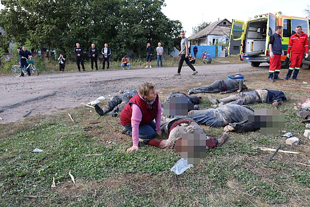 Rusko zasáhlo u Kupjansku obchod a kavárnu, zemřelo nejméně 51 lidí