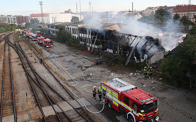 Na Smíchovském nádraží hořela vybydlená budova, hasiči evakuovali 11 lidí