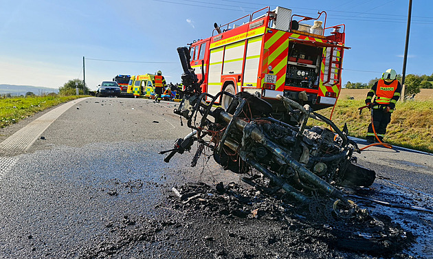 Motorkář zemřel po střetu s autem. To samo požádalo záchranáře o pomoc