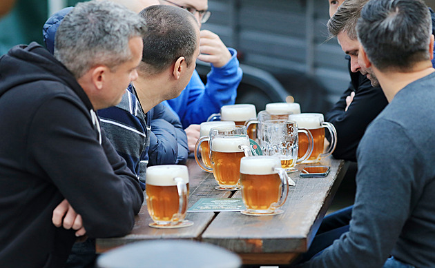 Pivo už místy skokově zdražilo. Část hostinských ale radši taktizuje