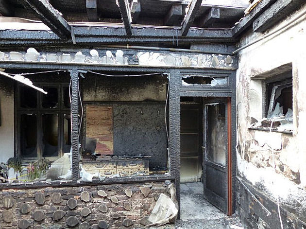Kvůli požáru udírny rodině vyhořel dům, život jim zachránila manželova nespavost