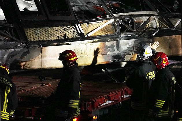 Nastalo hrůzné ticho, autobus pohlcoval oheň. Mluví se o nevolnosti řidiče