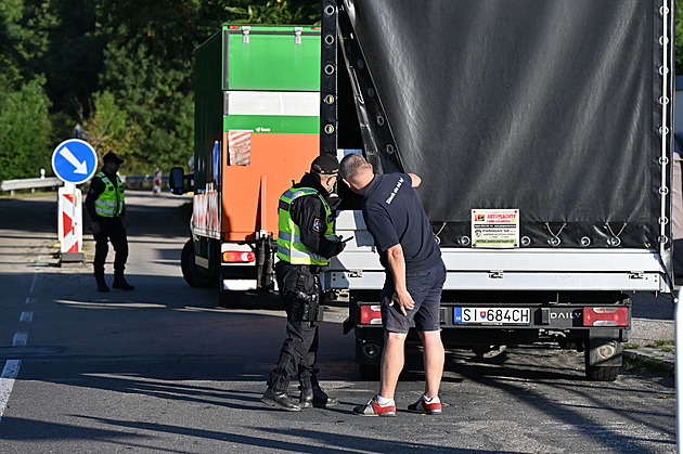 Evropská migrační politika je nedostatečná, míní Fiala před odletem na summit