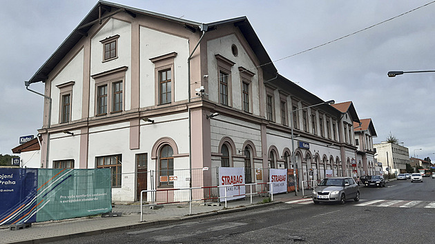 Historické nádraží v Kladně jde k zemi, demolice uzavře přilehlou ulici