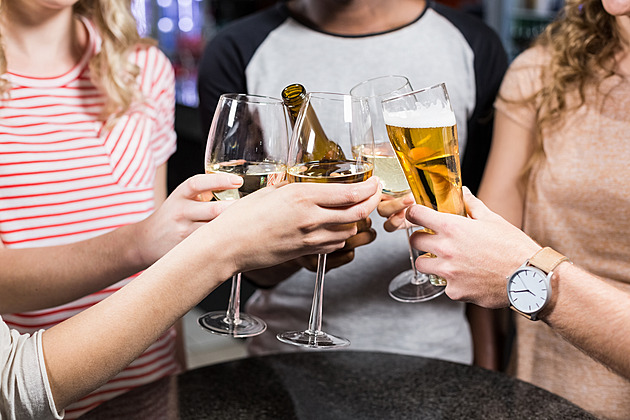 Razantně zvyšte spotřební daň u piva i vína, vyzývá politiky studie