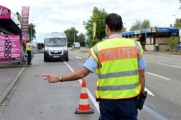 Nezvládáme, hlásí němečtí policisté. Na západ Česka se vrátily hraniční kontroly