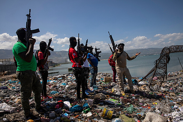 Haiti ovládly gangy. Desítky tisíc zločinců mají zastavit policisté z Keni