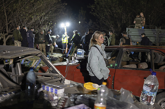 V Hroze pohřbívali vojáka, ruský úder zabil celou rodinu. Kusy těl byly na hřišti