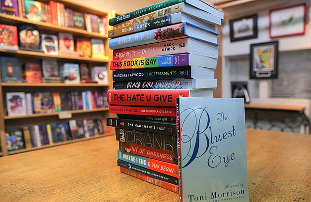 Hitparáda cancel culture. Tyto knihy jsou v USA nejzakazovanější