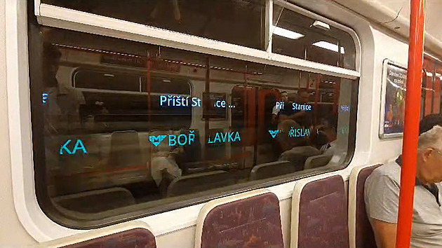 Je to hologram, nebo ne? Cestující se přou o dosud nevídané nápisy v metru