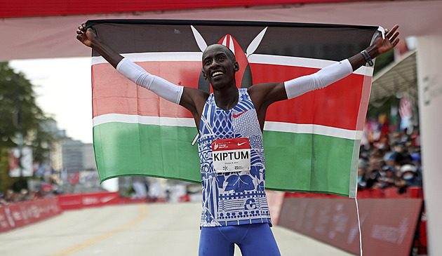 Keňan Kiptum vyhrál Chicagský maraton ve světovém rekordu 2:00:35