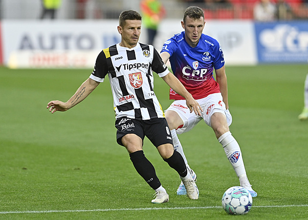 Pardubice - Hradec 1:1, domácí vedli díky penaltě, za hosty srovnal Harazim