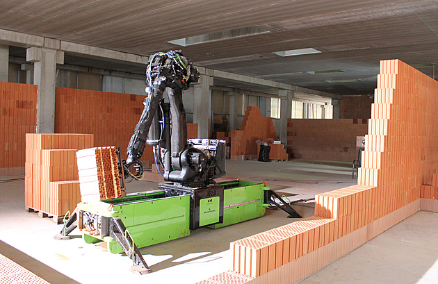 Český zdicí robot poprvé staví průmyslovou halu, vydá za deset dělníků