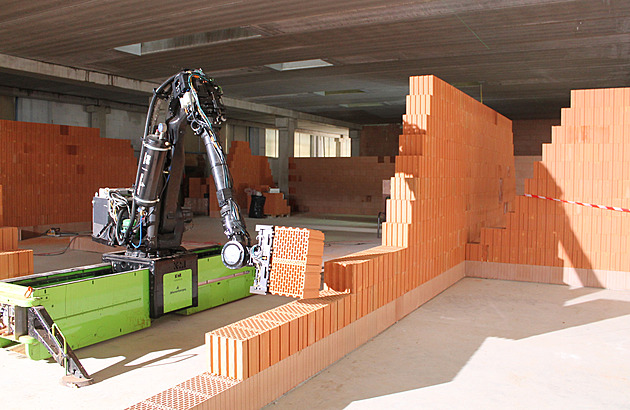 Český zdicí robot poprvé staví průmyslovou halu, vydá za deset dělníků