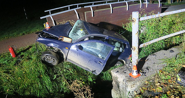 Opilý mladík bez řidičáku narazil do lávky na cyklostezce, auto je na odpis