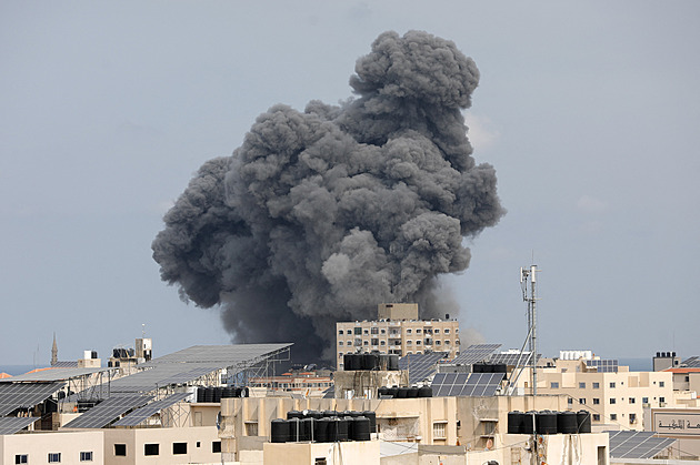 Izrael oznámil totální blokádu Pásma Gazy, ovládl vesnice v jeho blízkosti