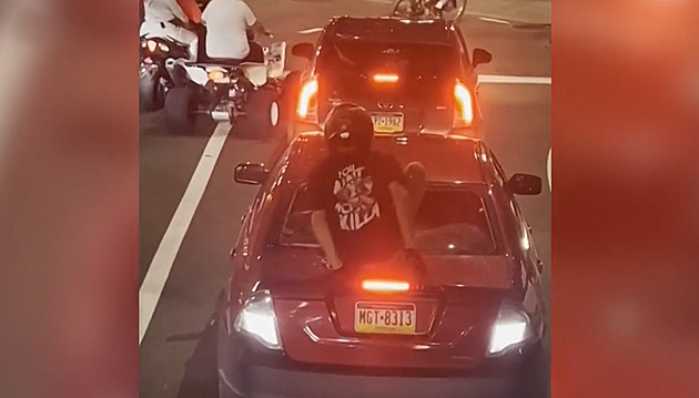 VIDEO: Naštvaný motorkář proskočil oknem do auta. Řidička se nenechala zastrašit