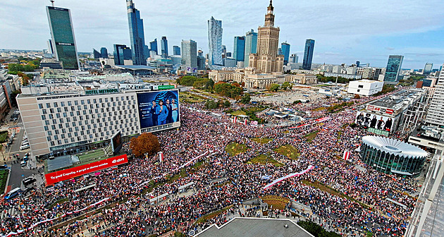 Tusk vylákal do ulic milion lidí. Varšava před volbami protestovala proti vládě