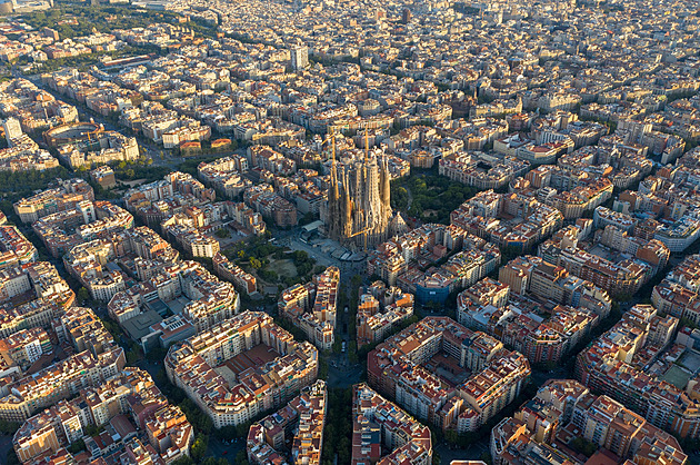 Barcelonská Sagrada Familia je zase blíže dokončení, rozsvítili nové věže