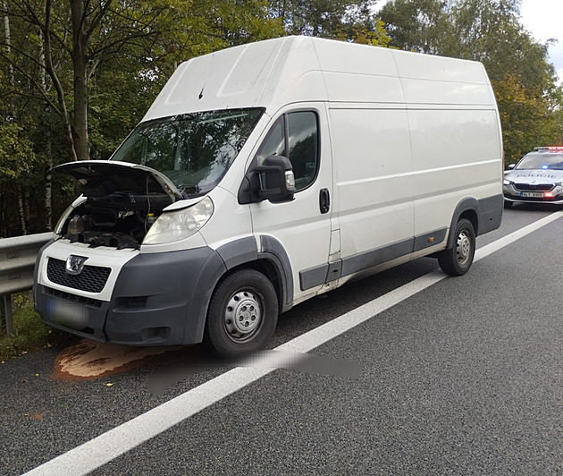 Z porouchané dodávky vyskákalo přes 40 uprchlíků, pátral po nich i vrtulník